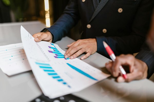 Welke software heb je nodig om effectief te kunnen werken met grafische ontwerpen?